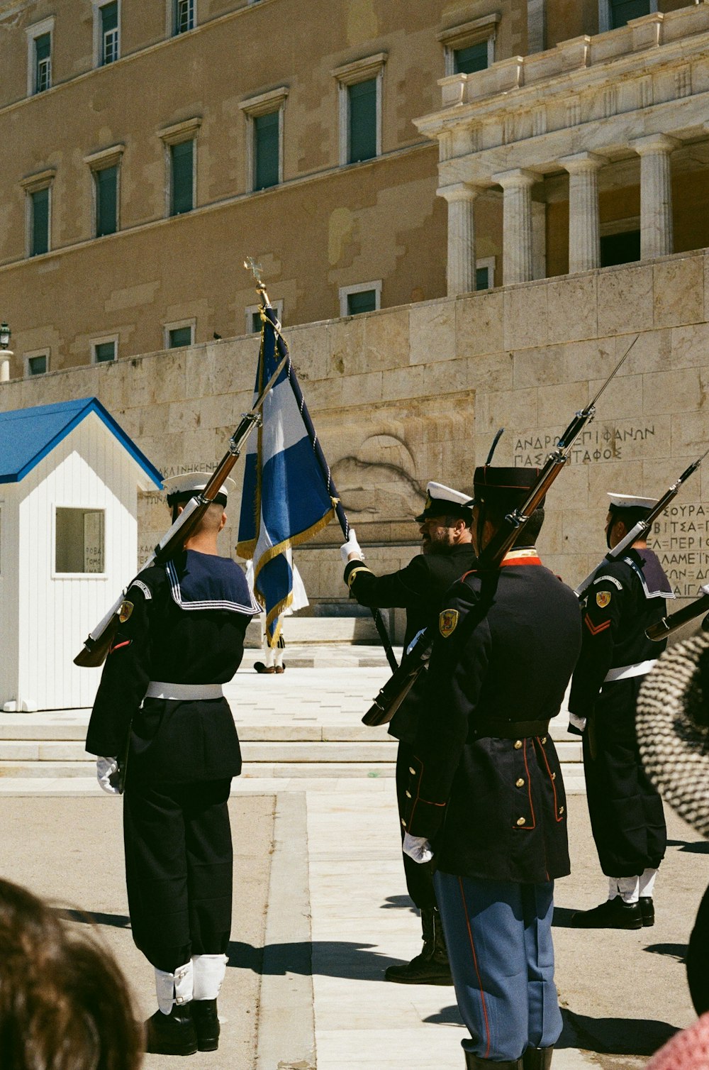 un gruppo di uomini in uniforme in piedi l'uno accanto all'altro
