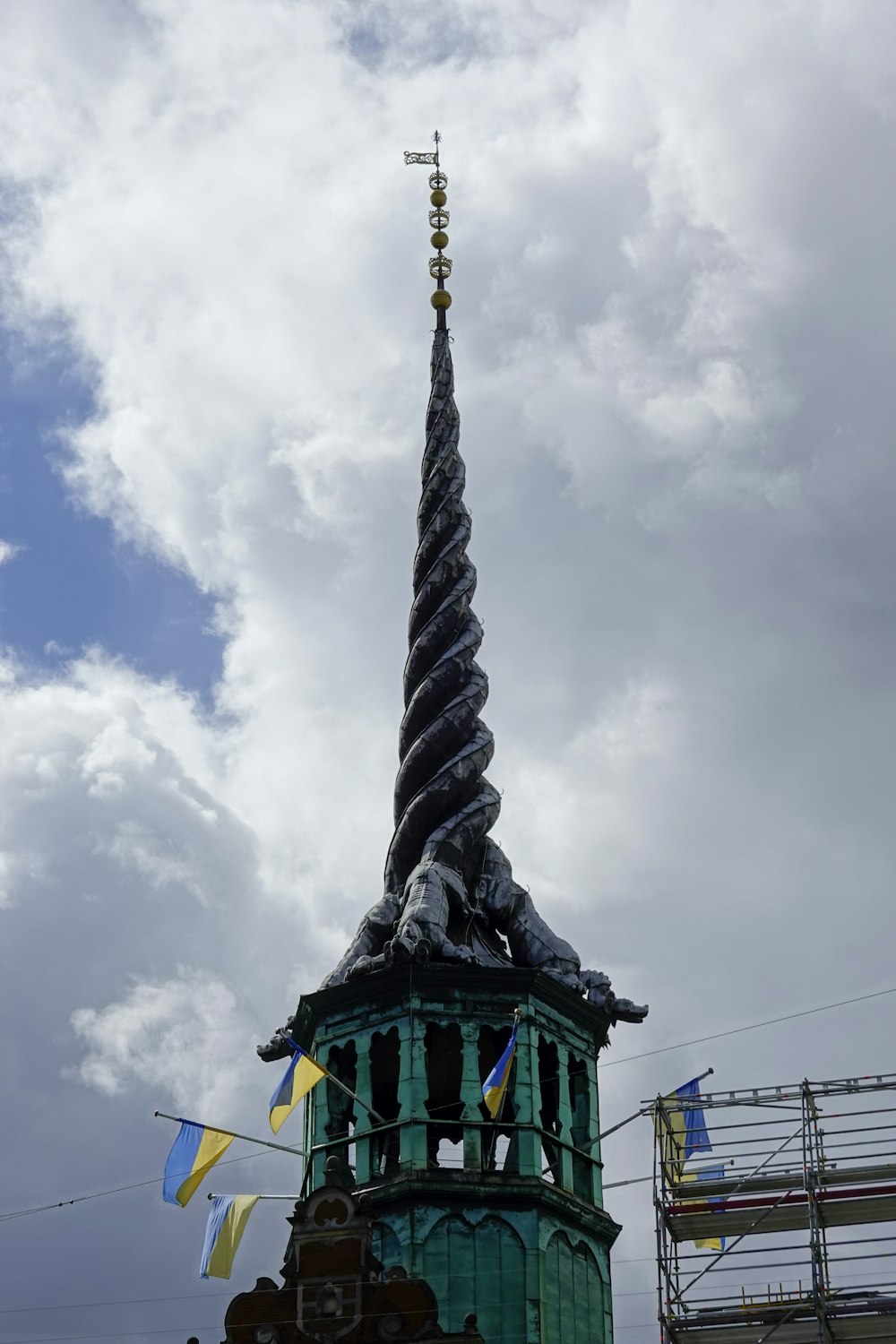 ein sehr hoher Turm mit einer Uhr darauf