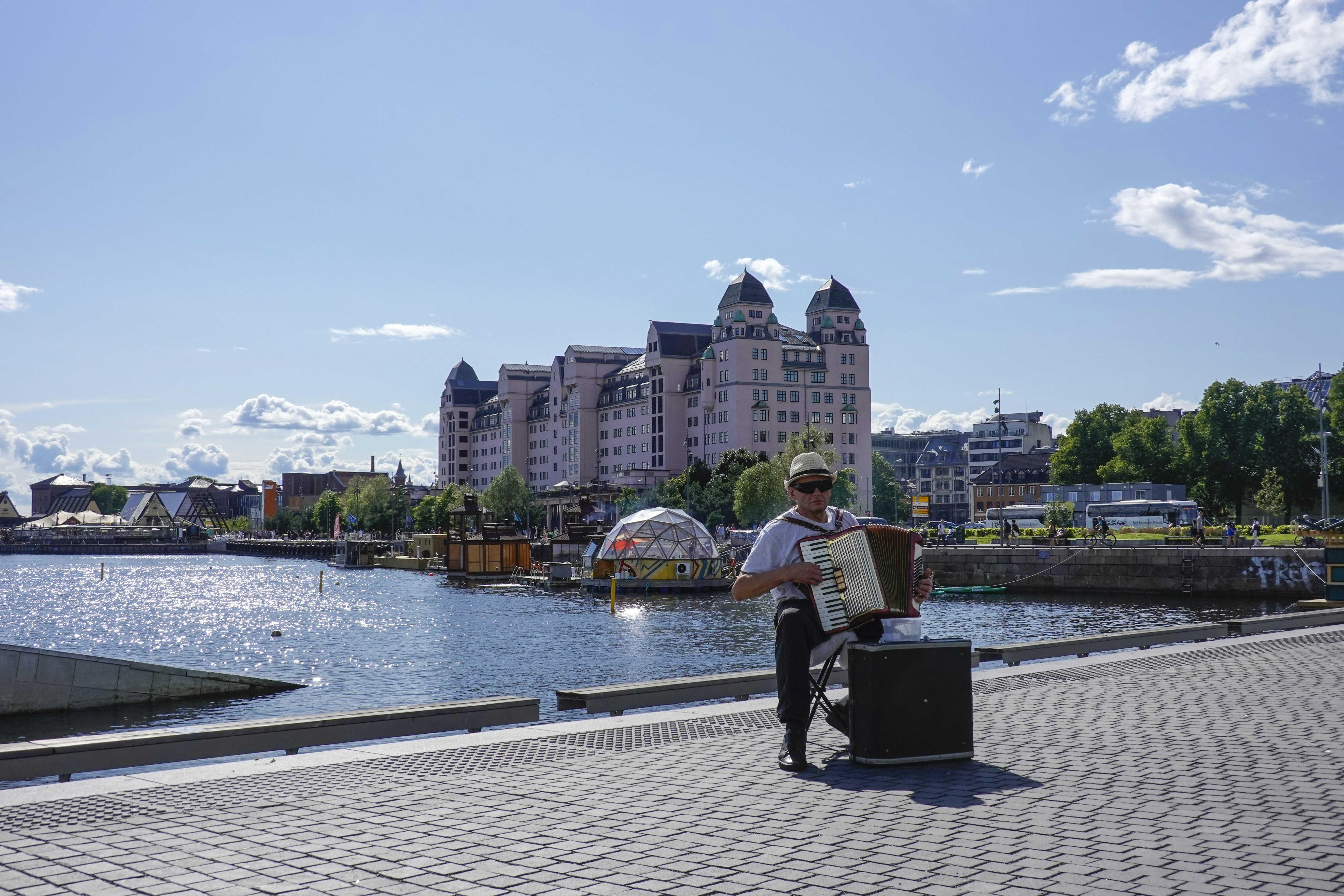 un homme assis sur un banc au bord d’une rivière