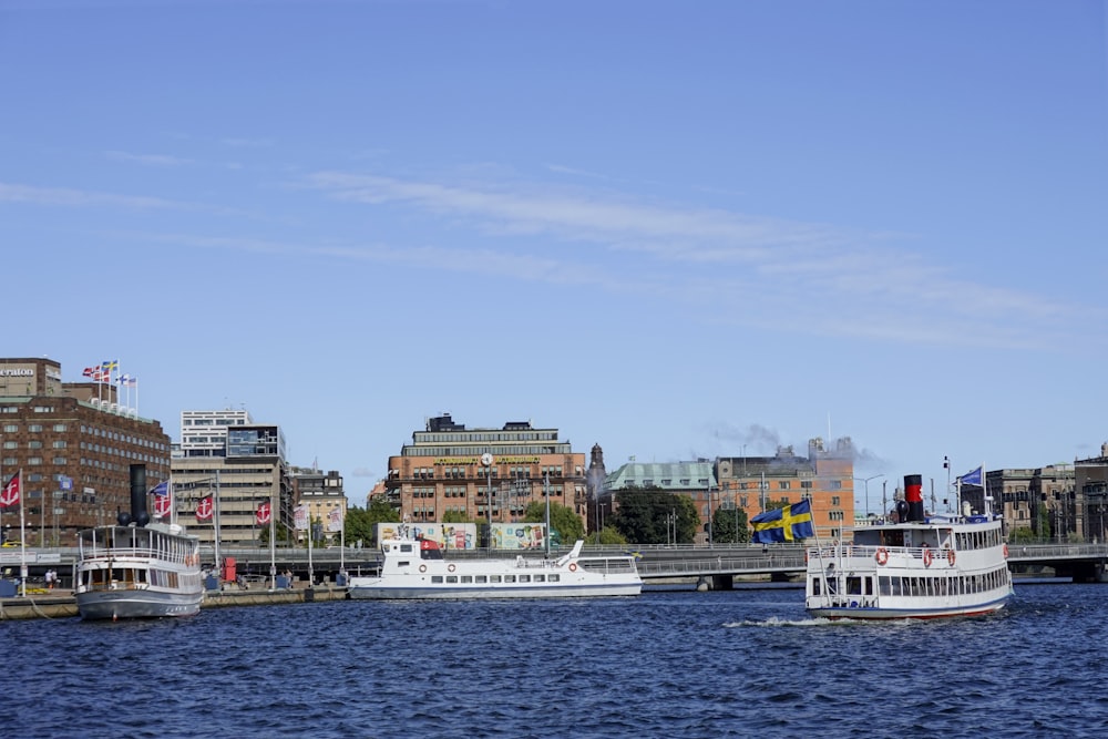 Un río con dos barcas y una ciudad al fondo