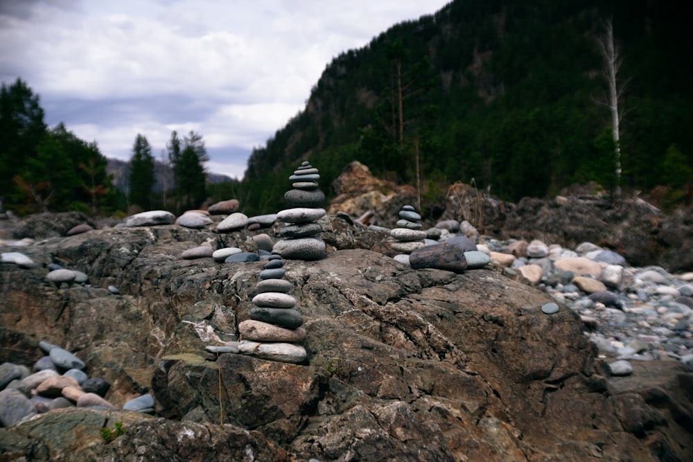 un tas de roches assis au sommet d’une colline rocheuse