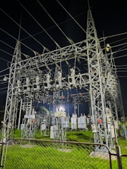 a bunch of power lines that are in the grass