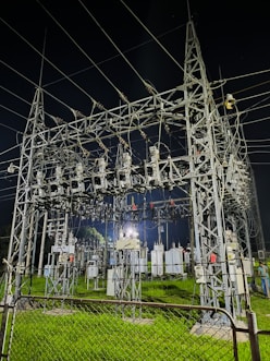 a bunch of power lines that are in the grass