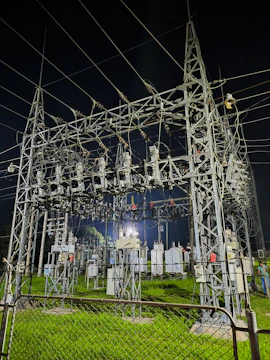 a bunch of power lines that are in the grass