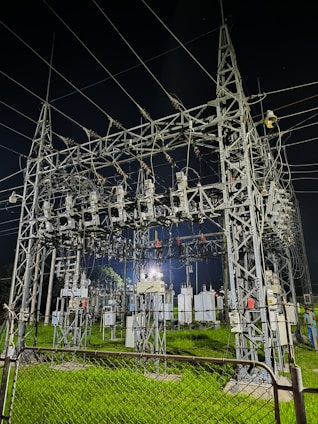 a bunch of power lines that are in the grass