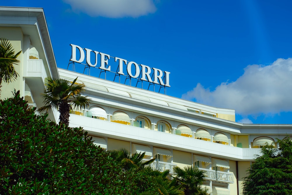a hotel with a sign that reads due torri