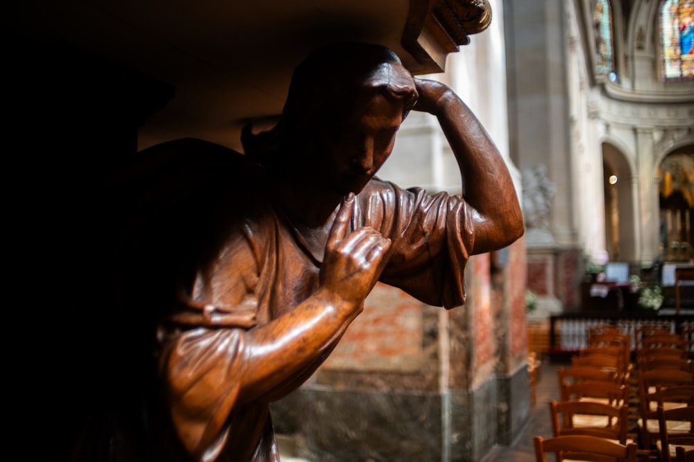 eine Statue eines Mannes in einer Kirche