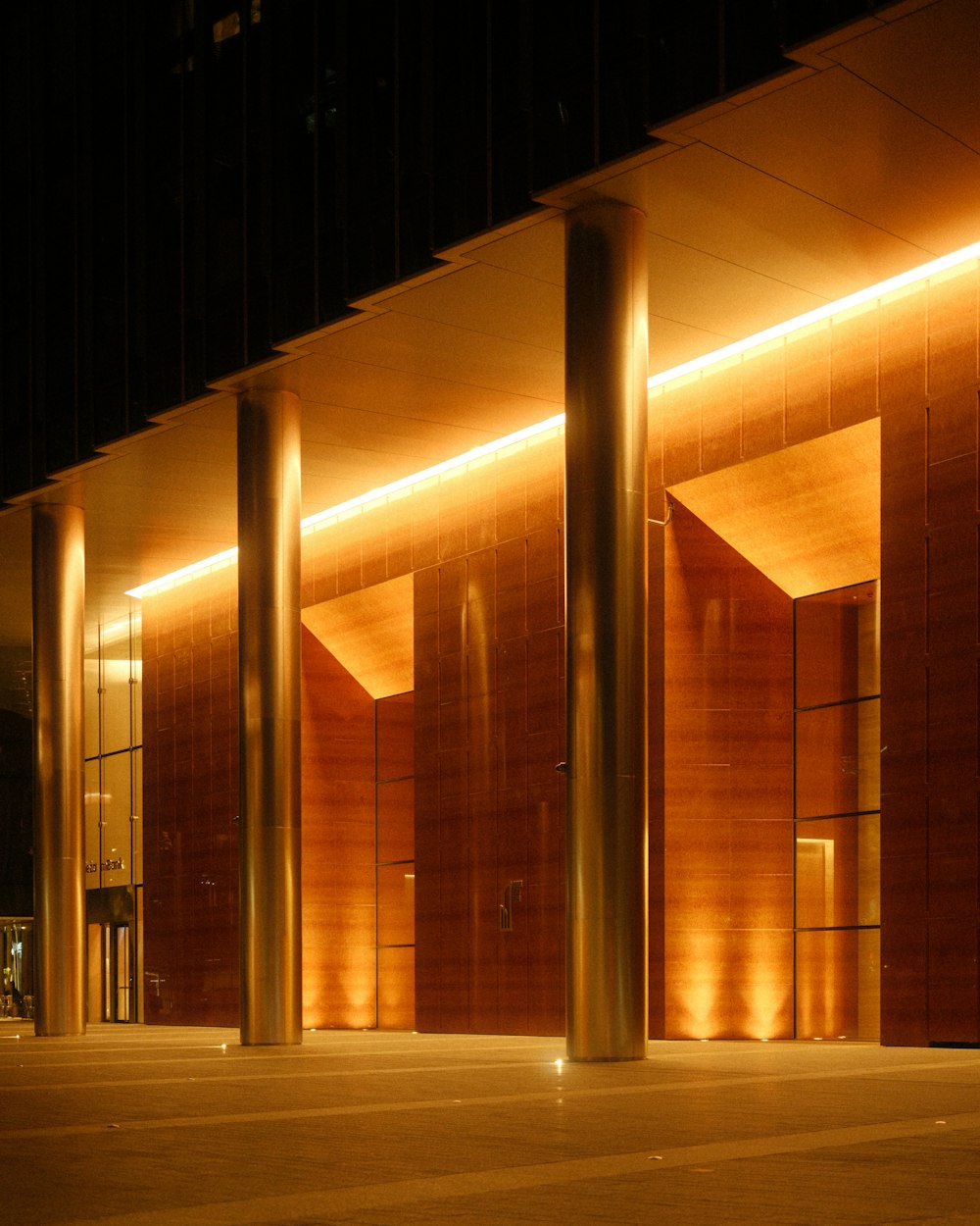 a building that has a bunch of columns in front of it