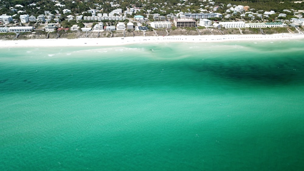 Una vista aérea de una playa con casas al fondo