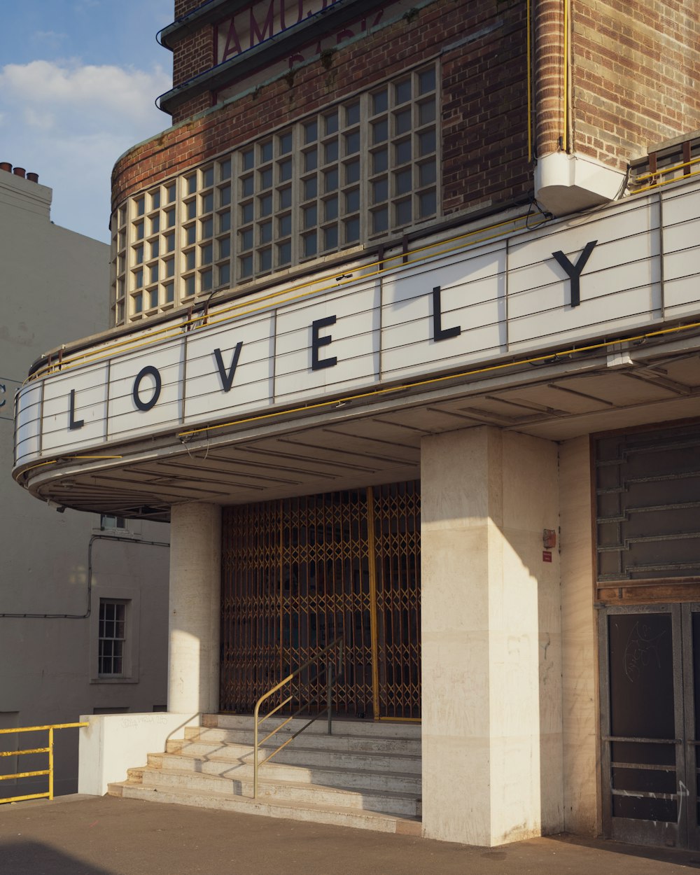 ein Gebäude mit einem Schild mit der Aufschrift "Lovelyly"