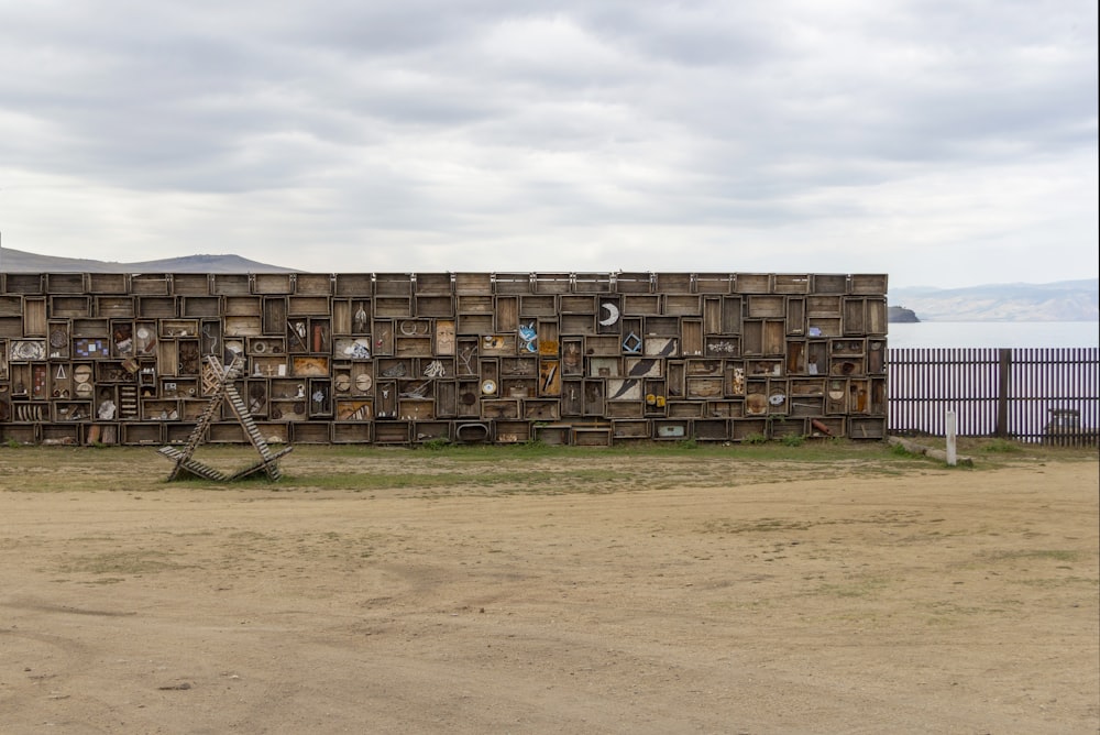 una pared hecha de cajas de madera en un campo de tierra