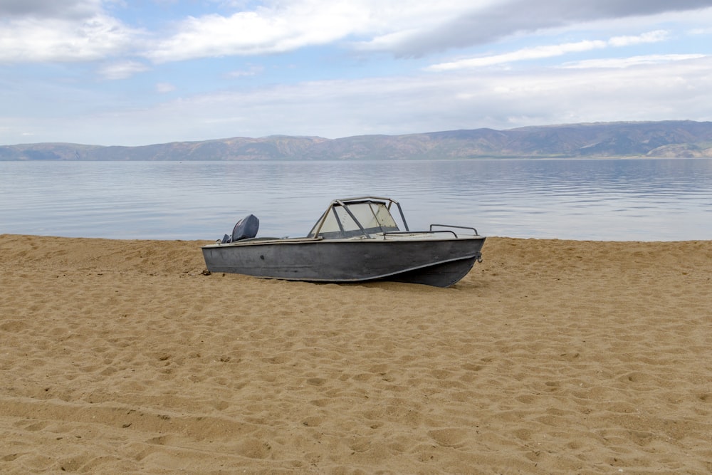 um barco sentado na areia de uma praia