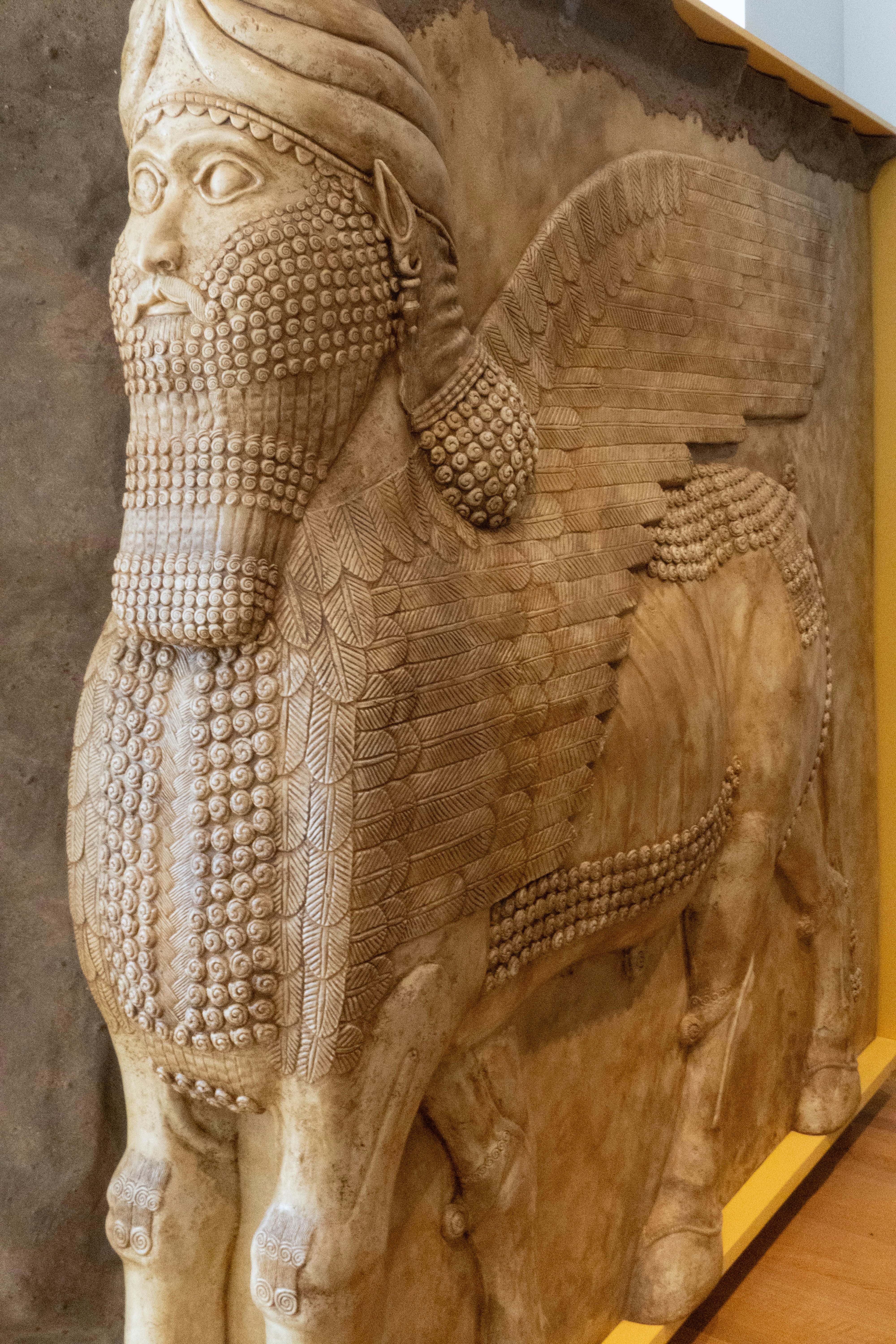 una escultura de un hombre montando a caballo