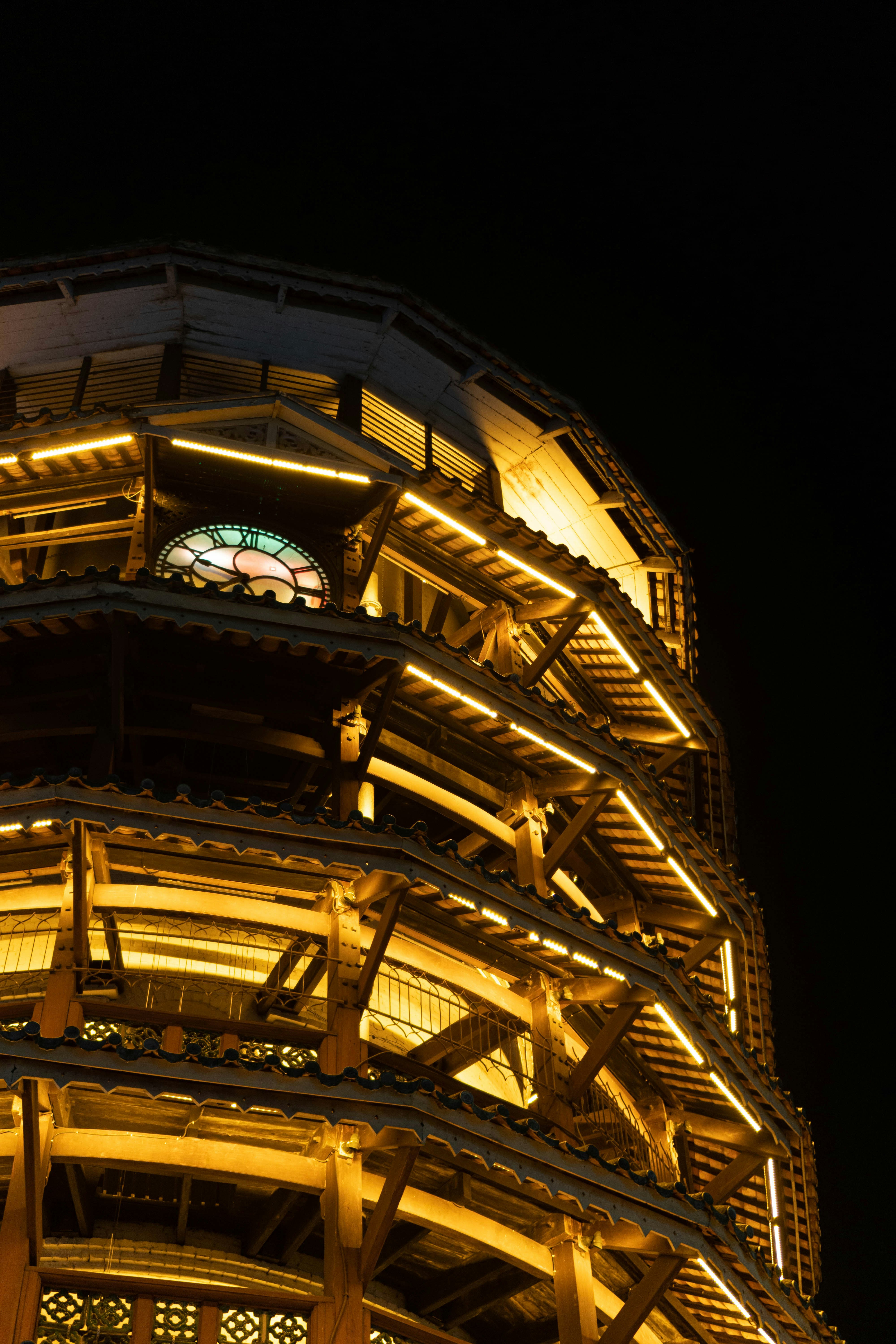 menara yang sangat tinggi dengan jam di sisinya