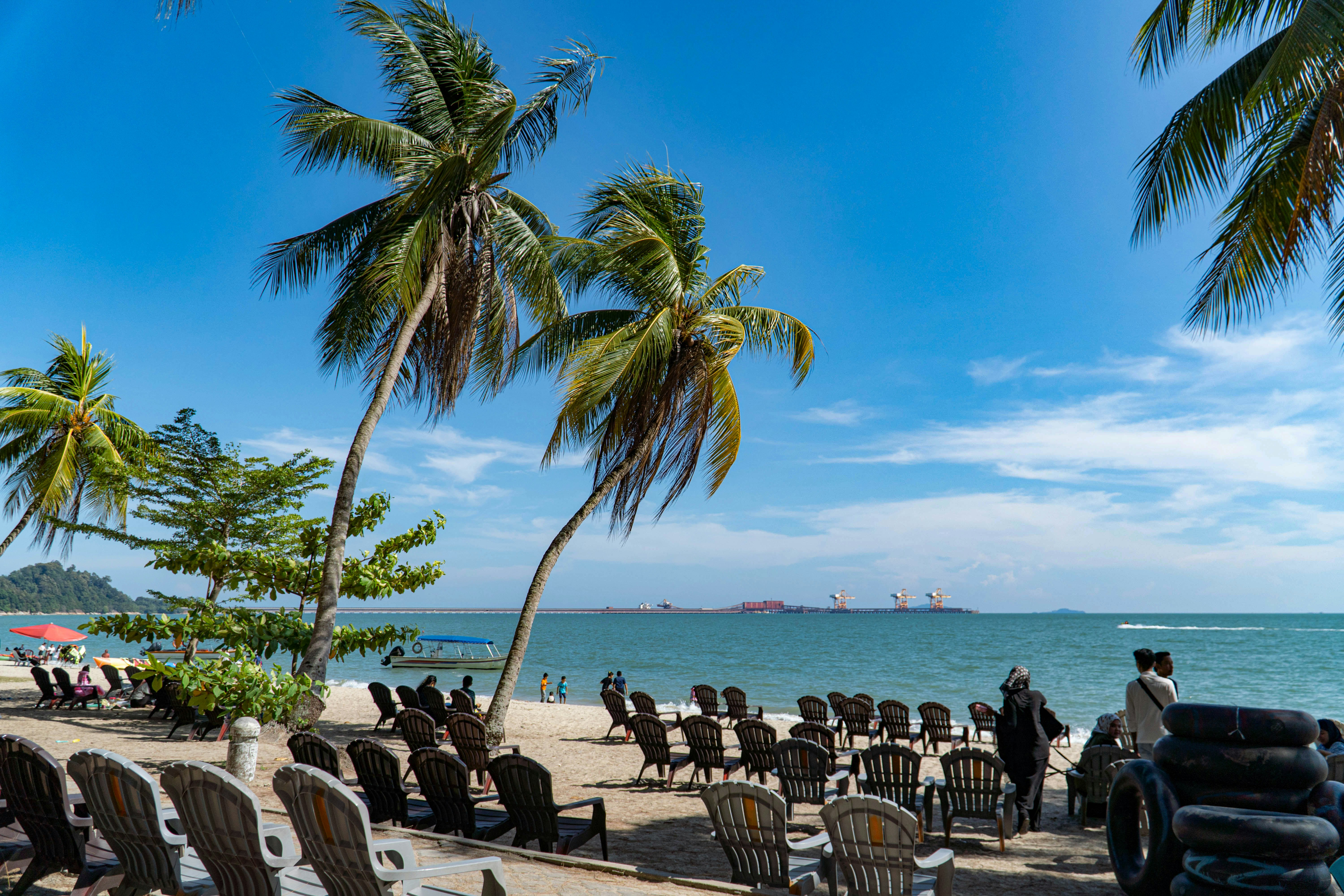 sekelompok kursi yang ada di pantai