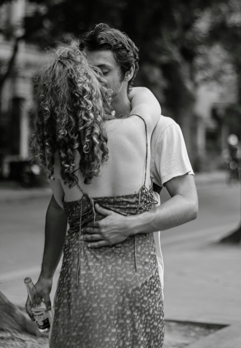 거리에서 키스하는 남자와 여자