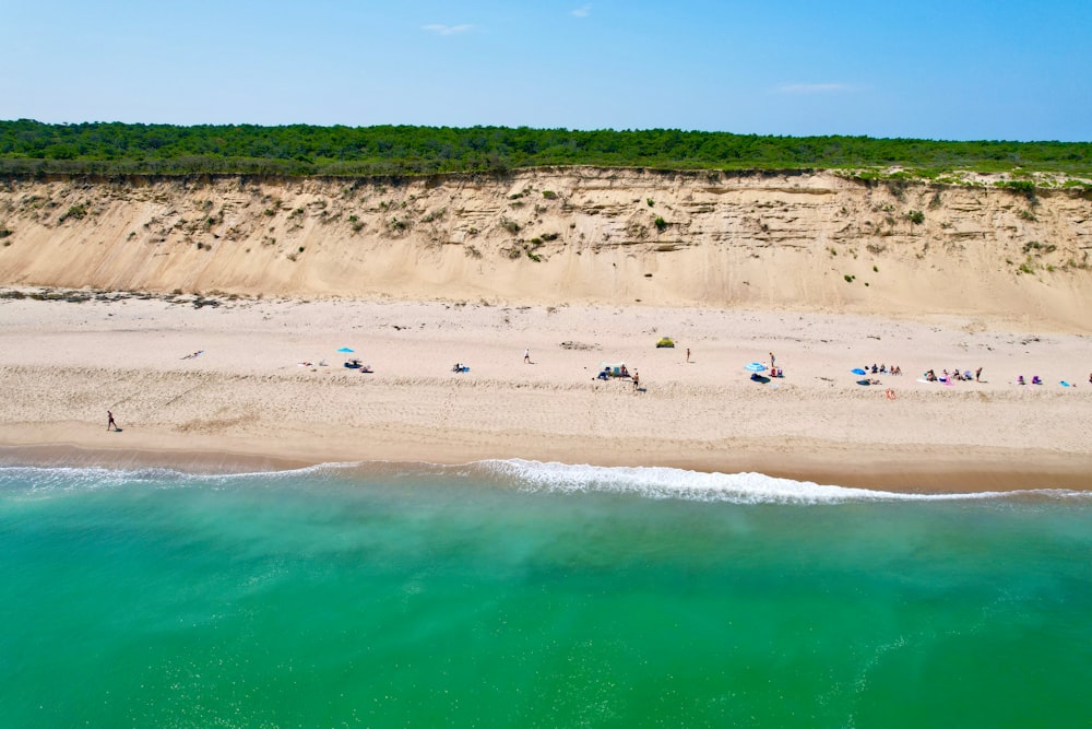 Una vista aérea de una playa con gente y sombrillas