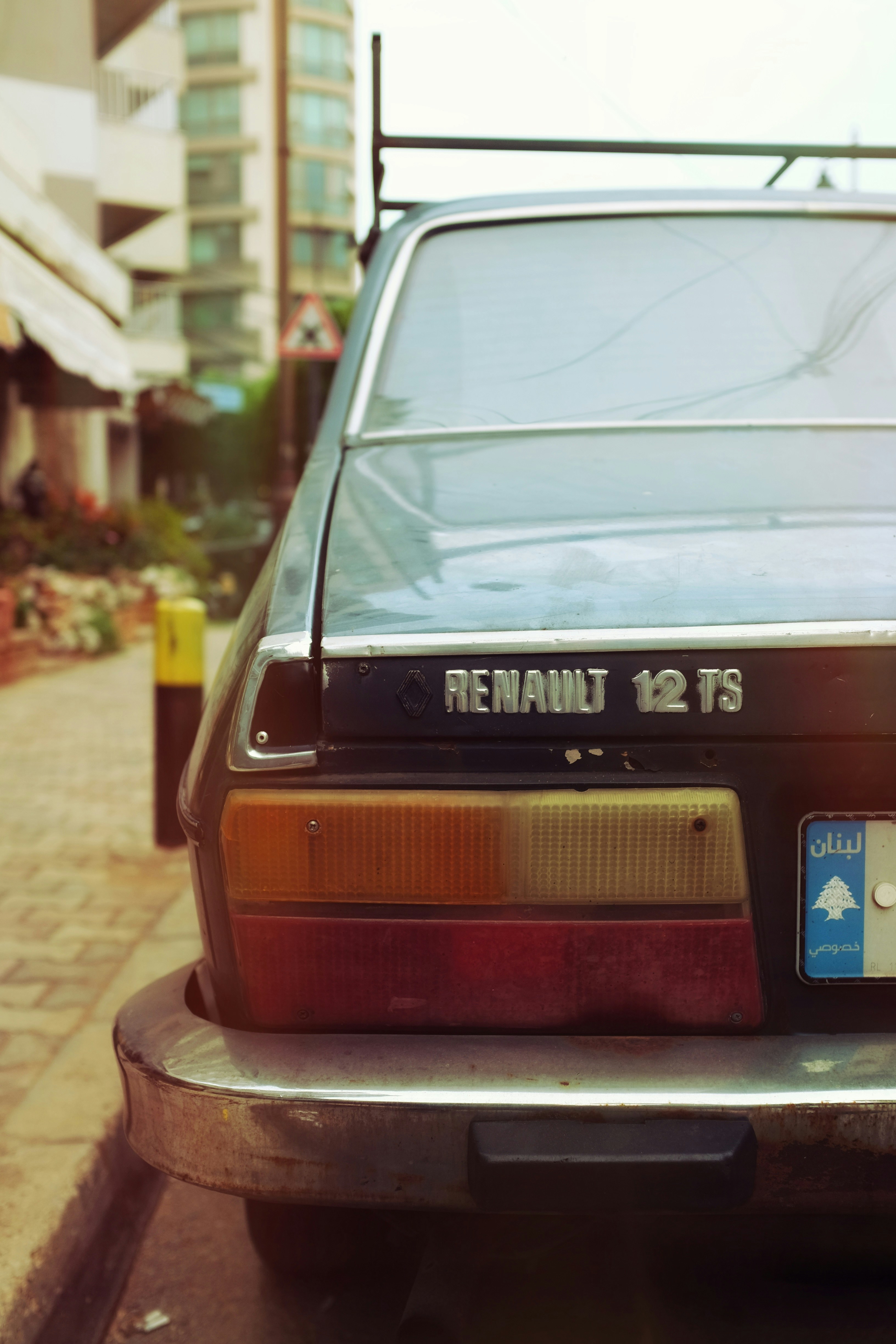Fotomural a car parked on the side of the road