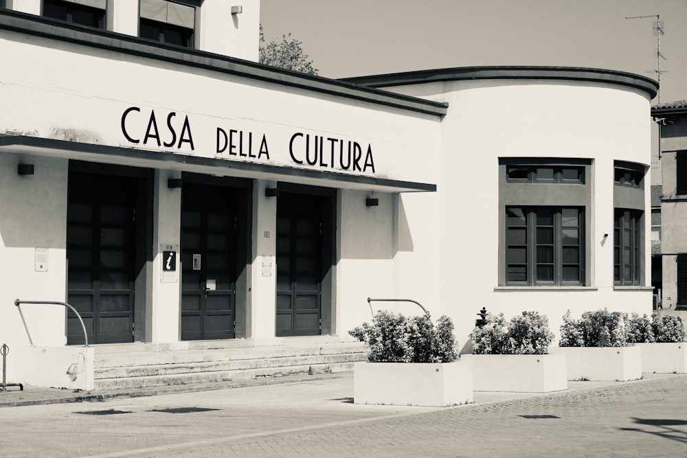 a black and white photo of a building