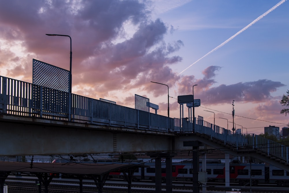 un train voyageant sur un pont avec un fond de ciel