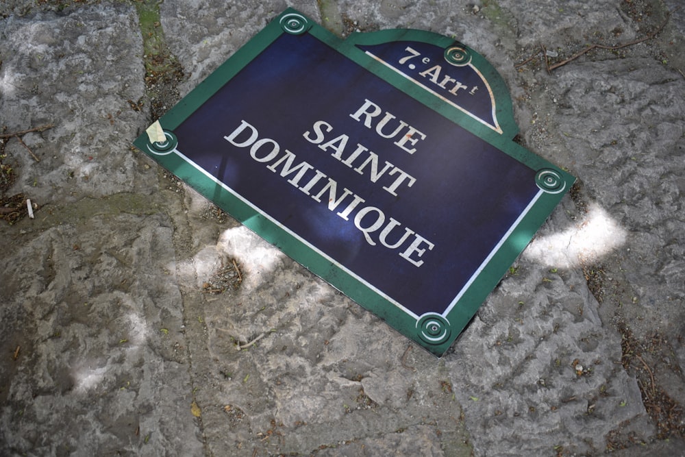 a sign on the ground that says rue saint domminque