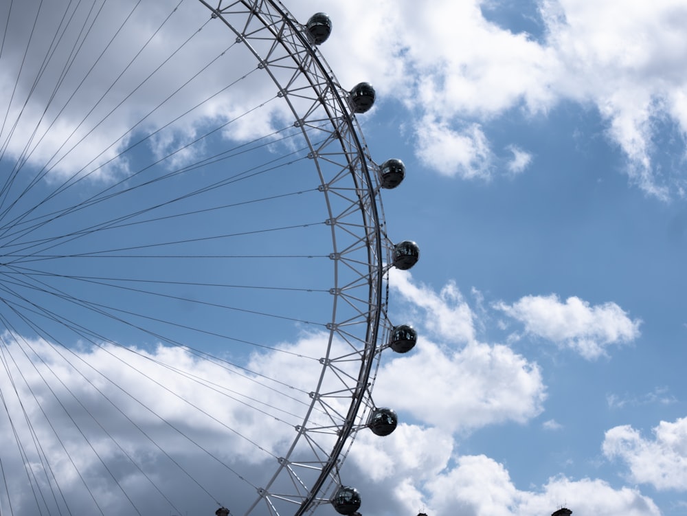 Una grande ruota panoramica in una giornata nuvolosa