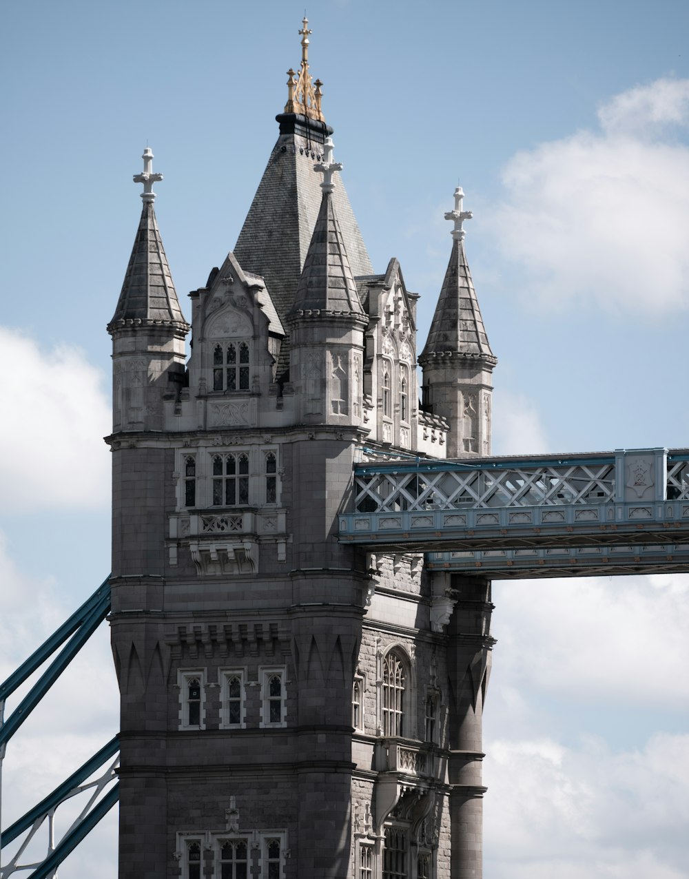 una torre alta con un puente que la cruza