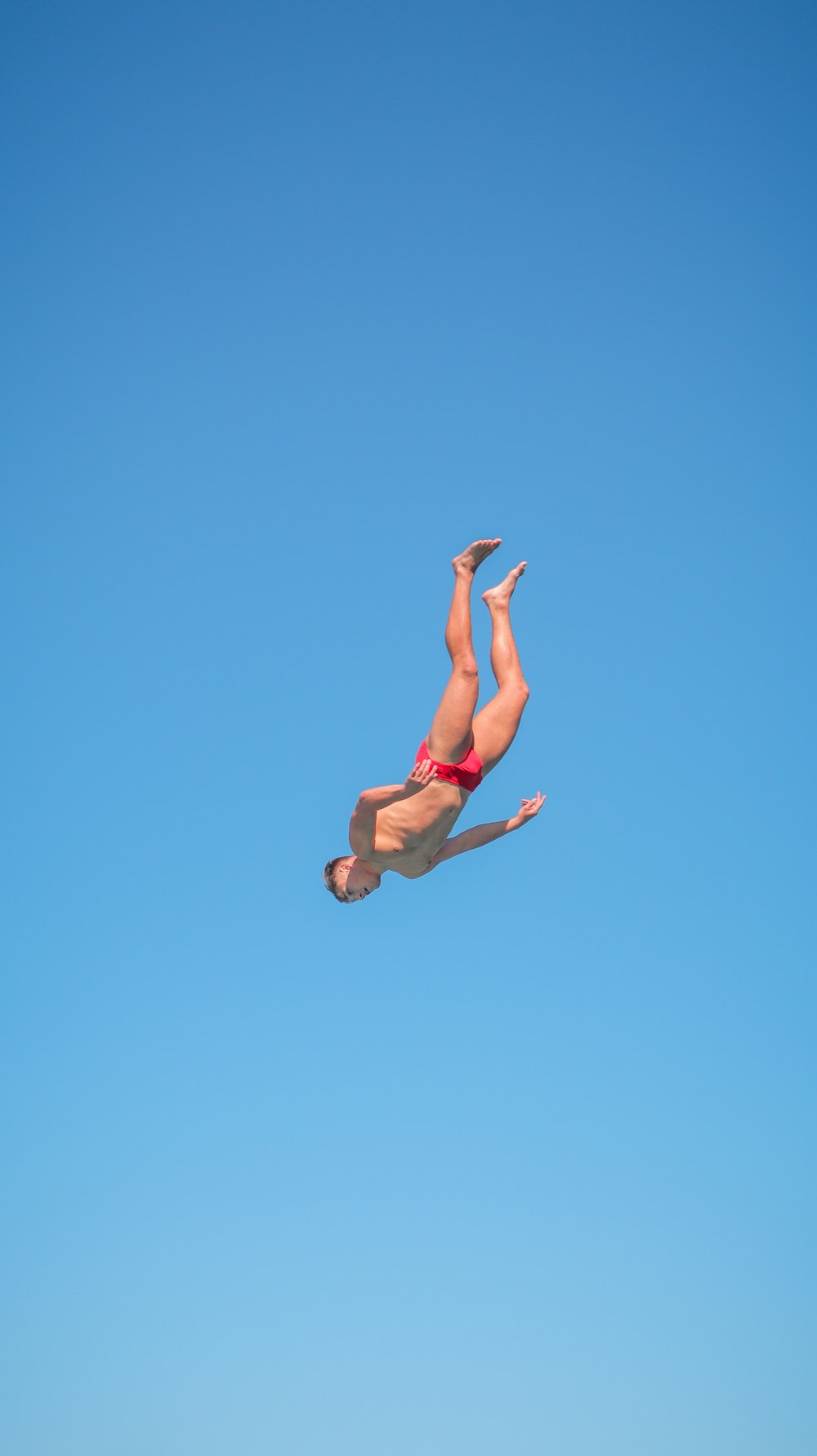 Una mujer en bikini rojo está en el aire