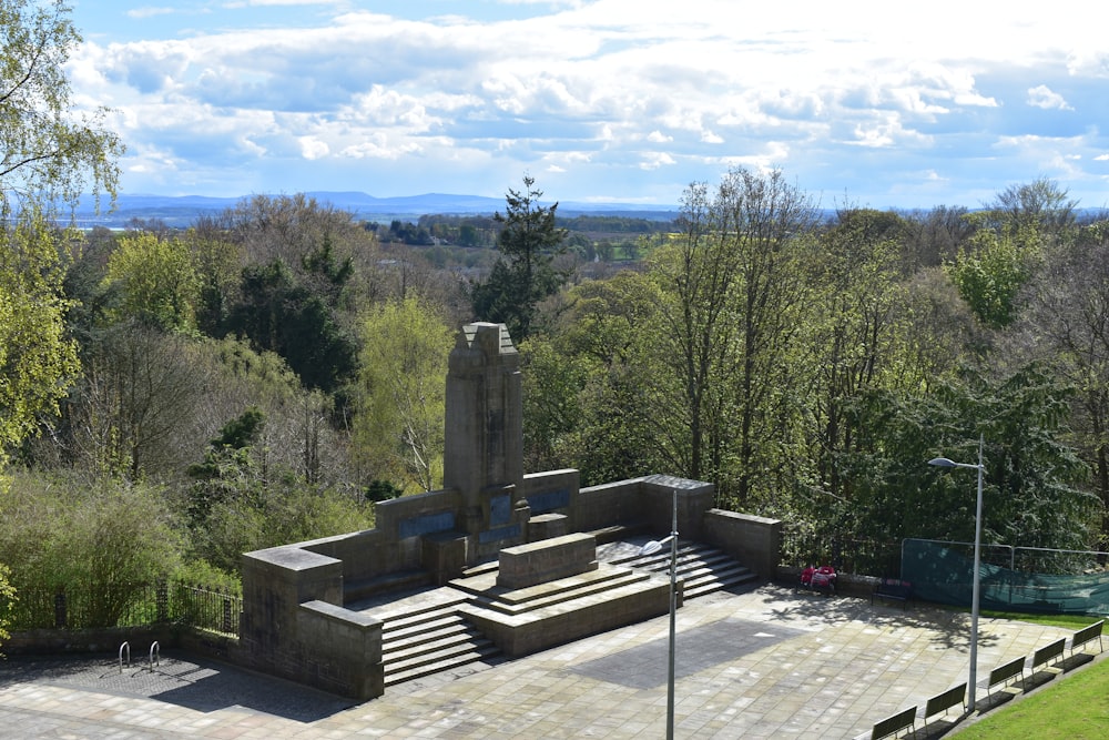 vista para um parque com bancos e árvores