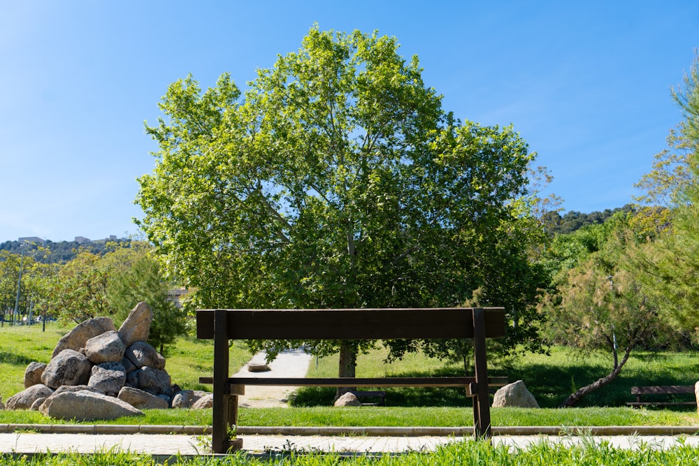 un banc en bois assis au milieu d’un parc