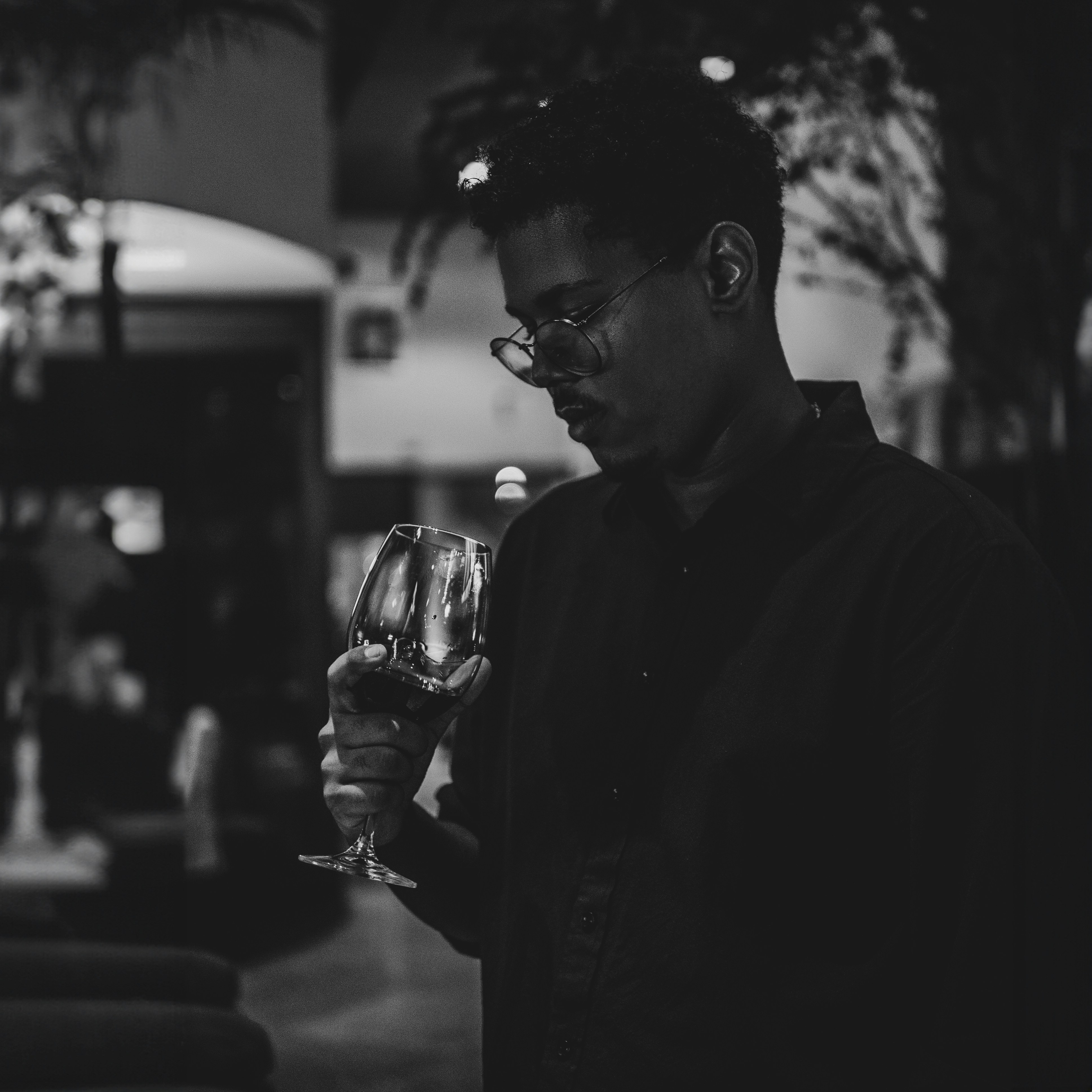 jovem bebendo taça de vinho