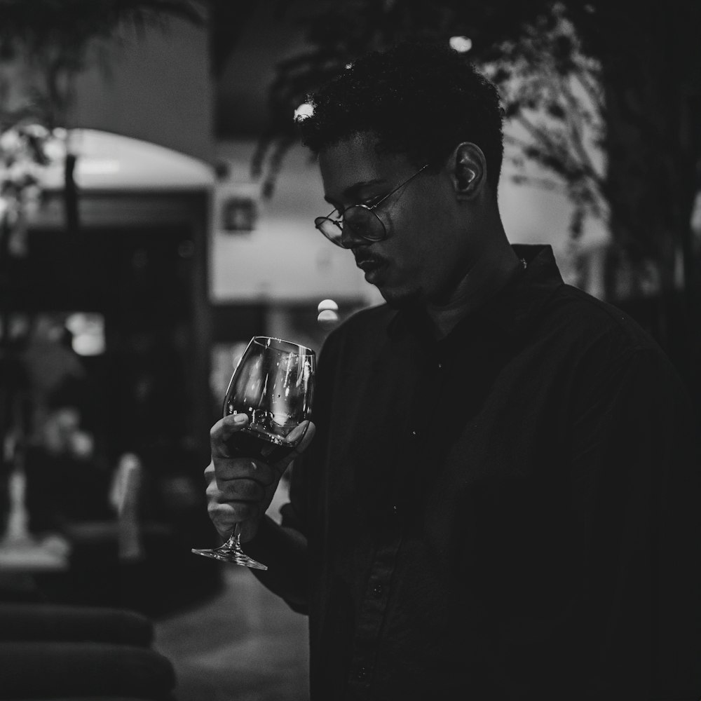 un hombre sosteniendo una copa de vino en la mano