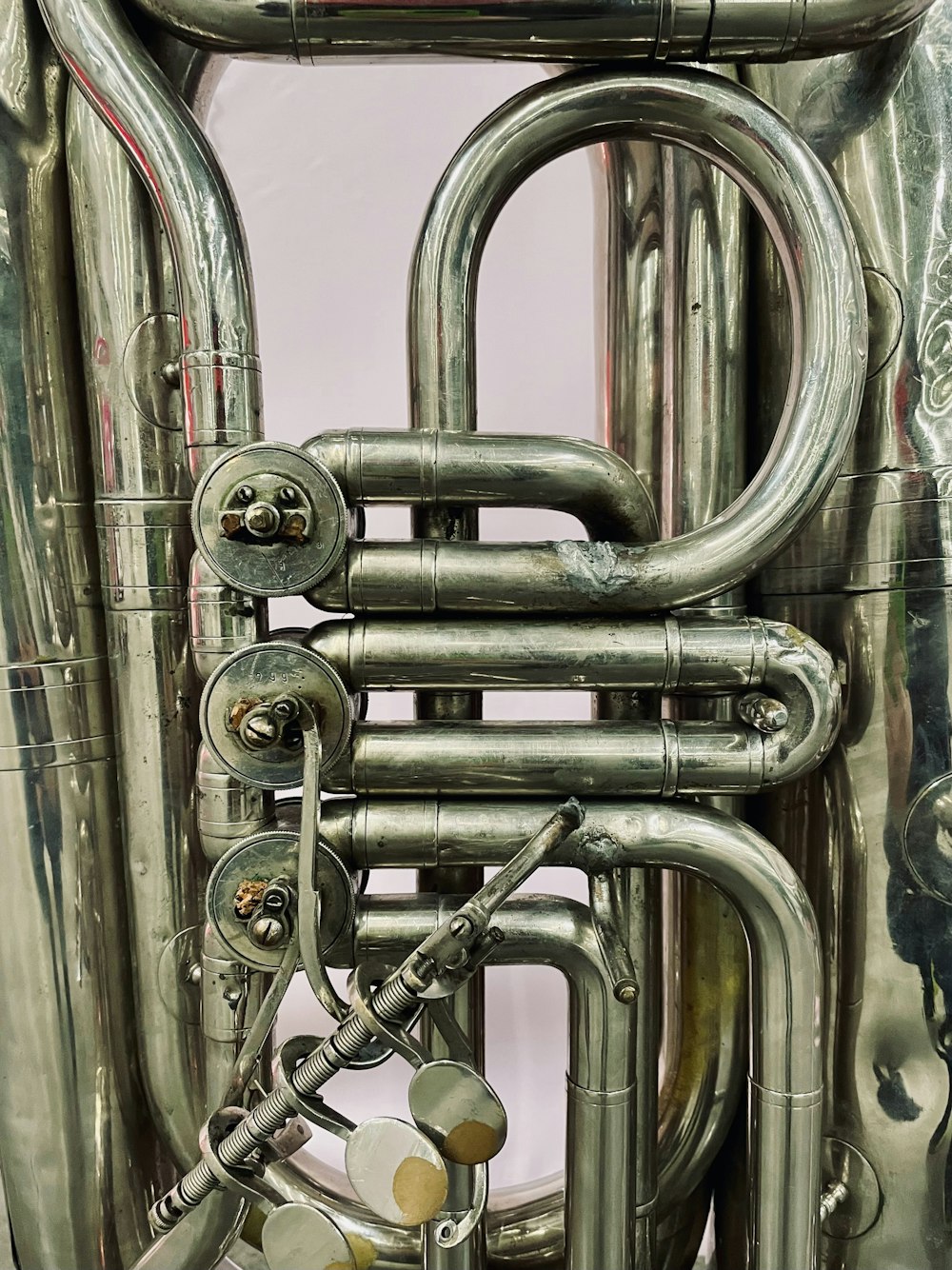 a close up of a silver instrument with many pipes