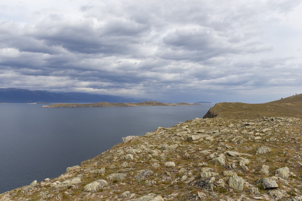 un grande specchio d'acqua circondato da un terreno roccioso