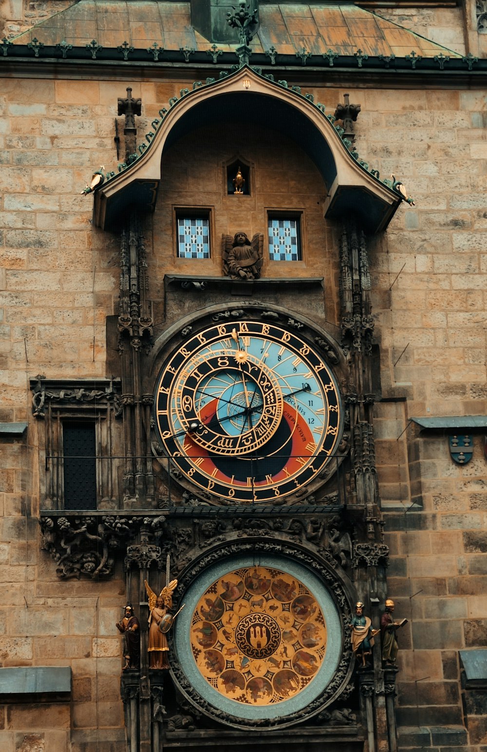 eine große Uhr an der Seite eines Gebäudes