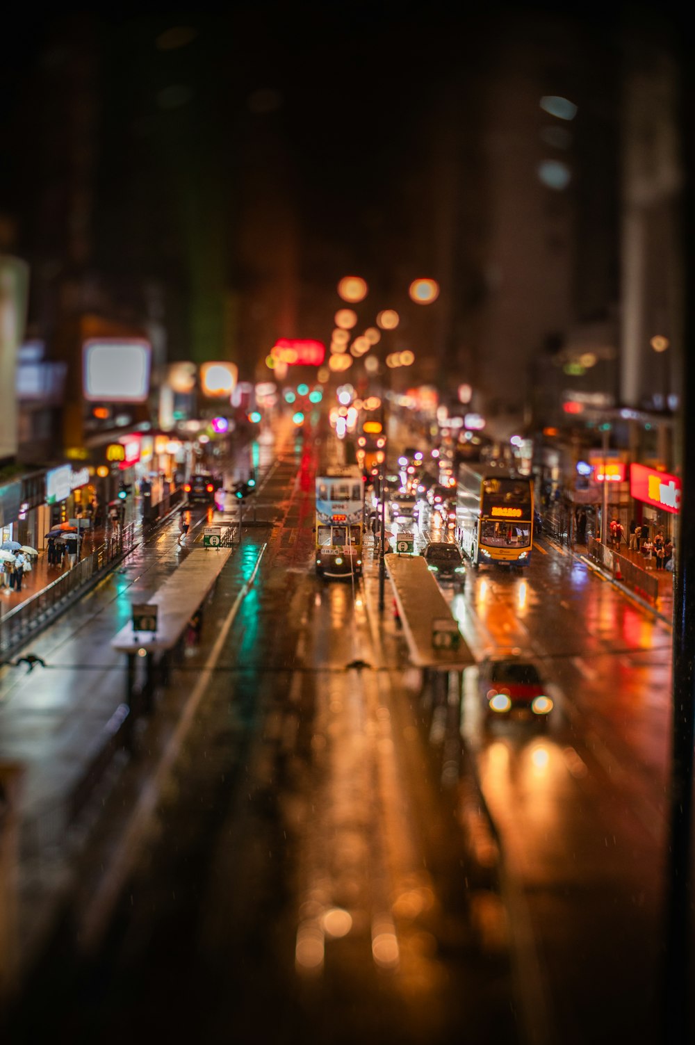 a city street filled with lots of traffic at night