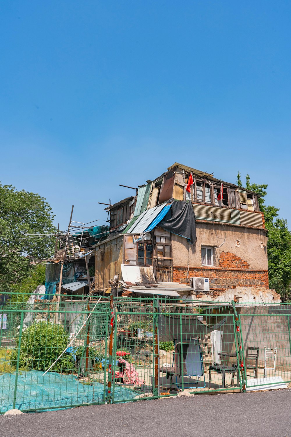 an old building with a lot of junk on top of it