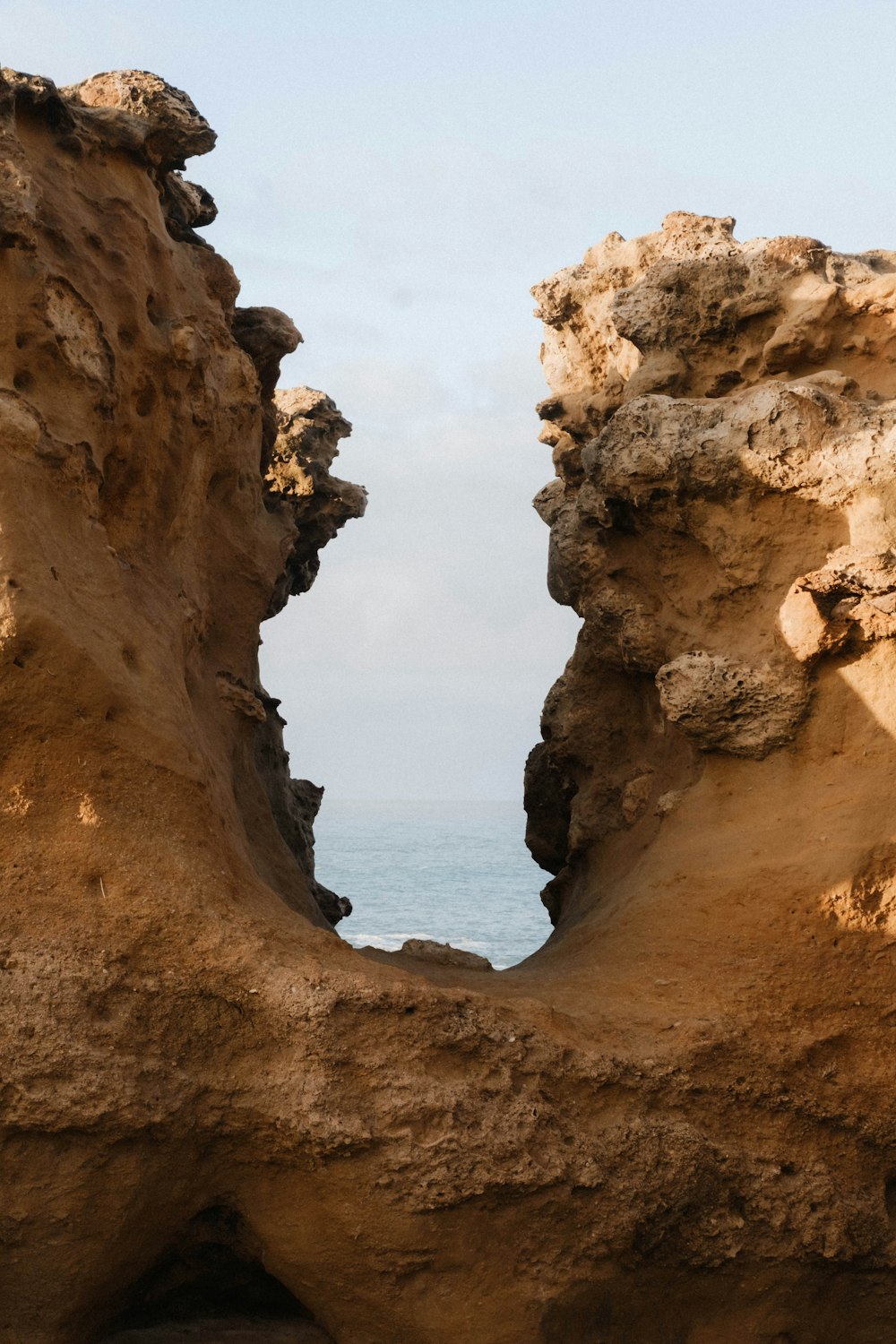un paio di grandi rocce sedute in cima a una spiaggia