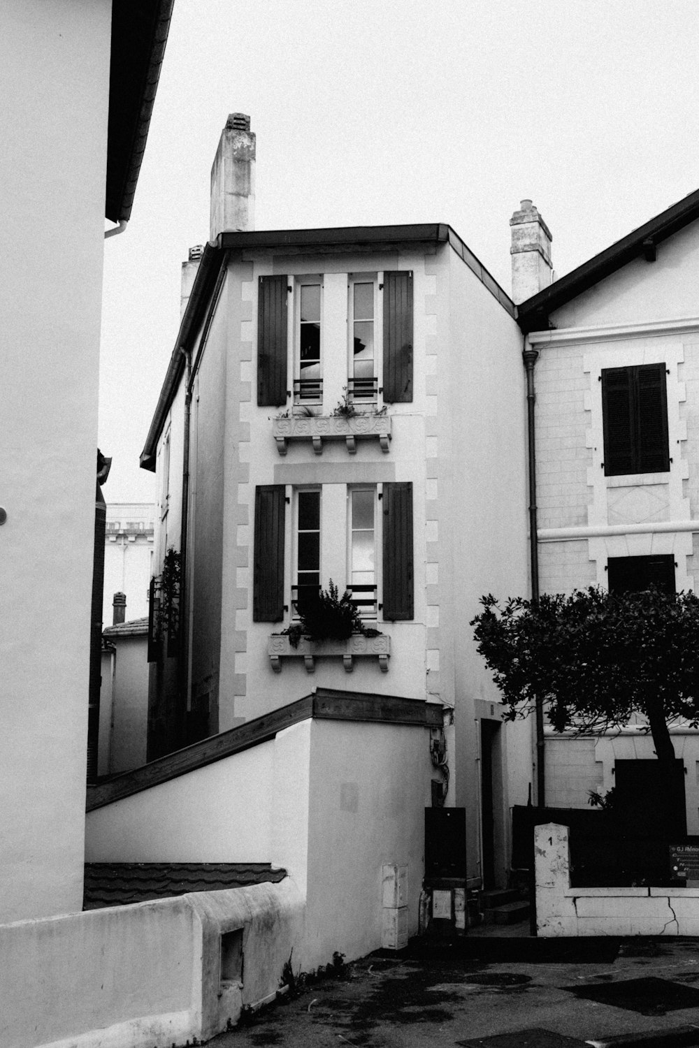 a black and white photo of a building