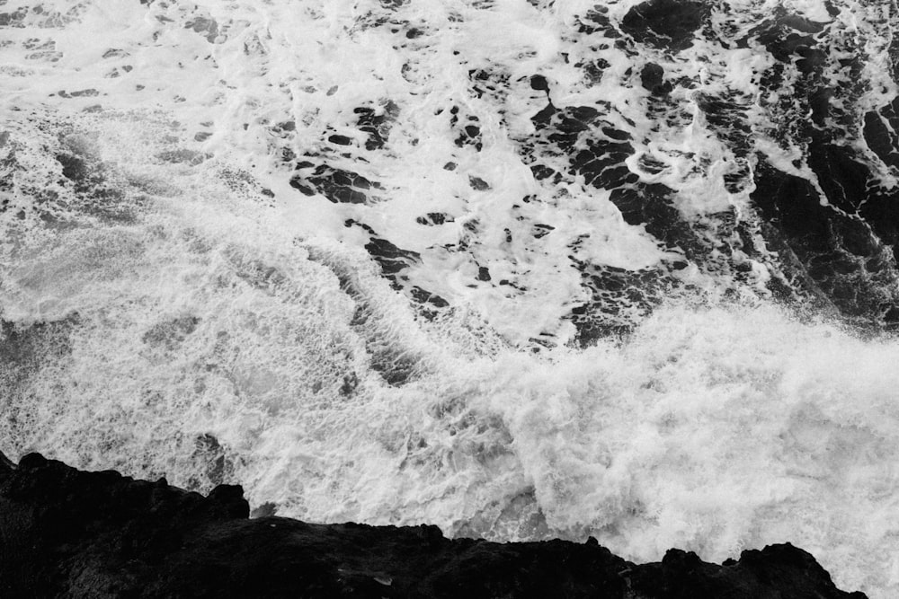 uma foto em preto e branco das ondas do mar