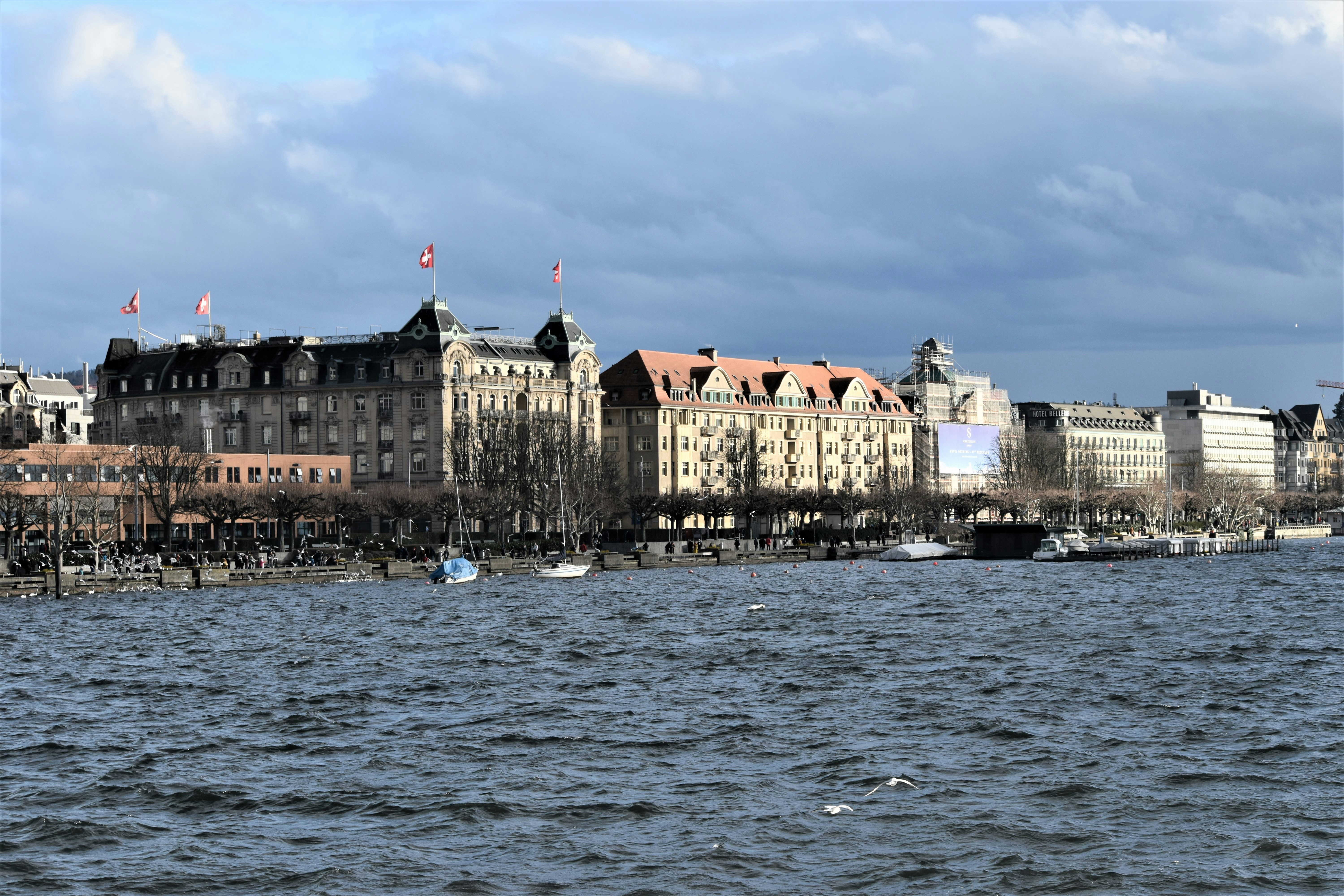 a body of water with a large building in the background, Zürich, Switzerland