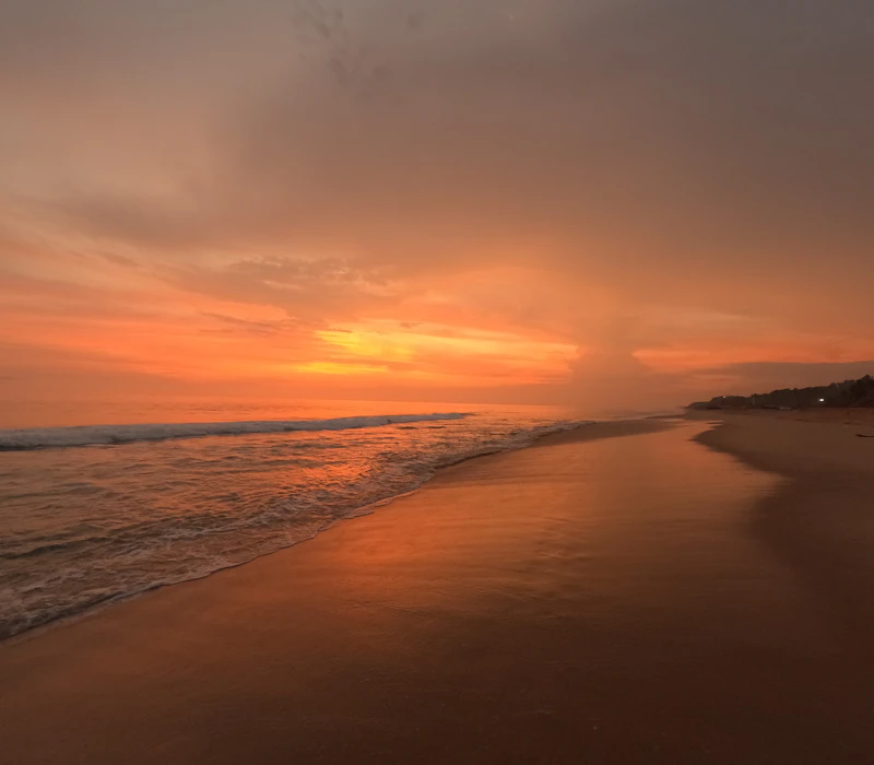 Sunset di beach club Gunungkidul dengan pemandangan Samudra Hindia