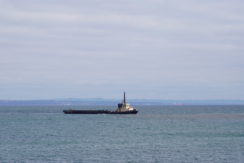 un grand bateau flottant au-dessus d’une grande étendue d’eau