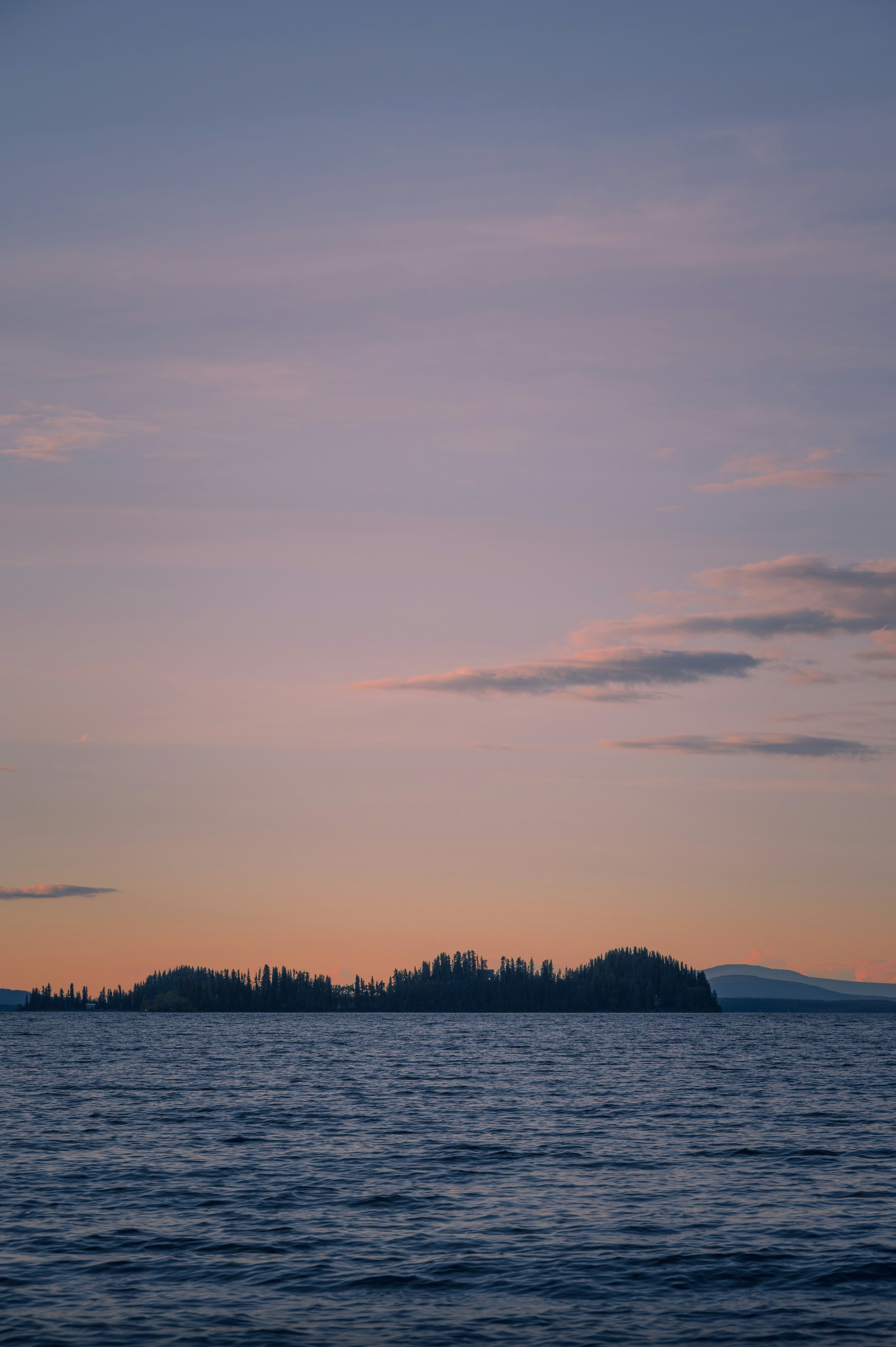 un plan d’eau avec une petite île au loin