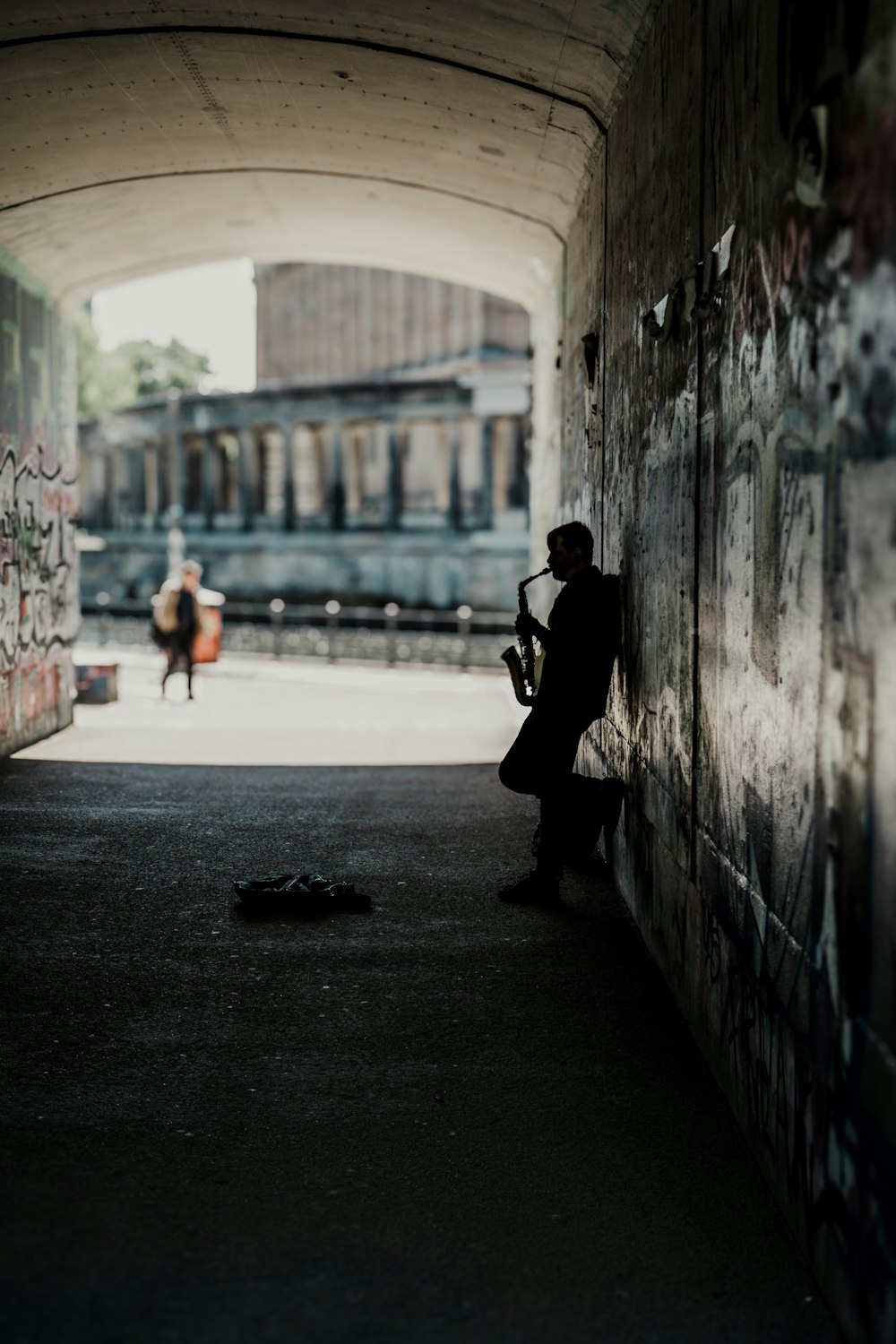 une personne assise sur un banc dans un tunnel