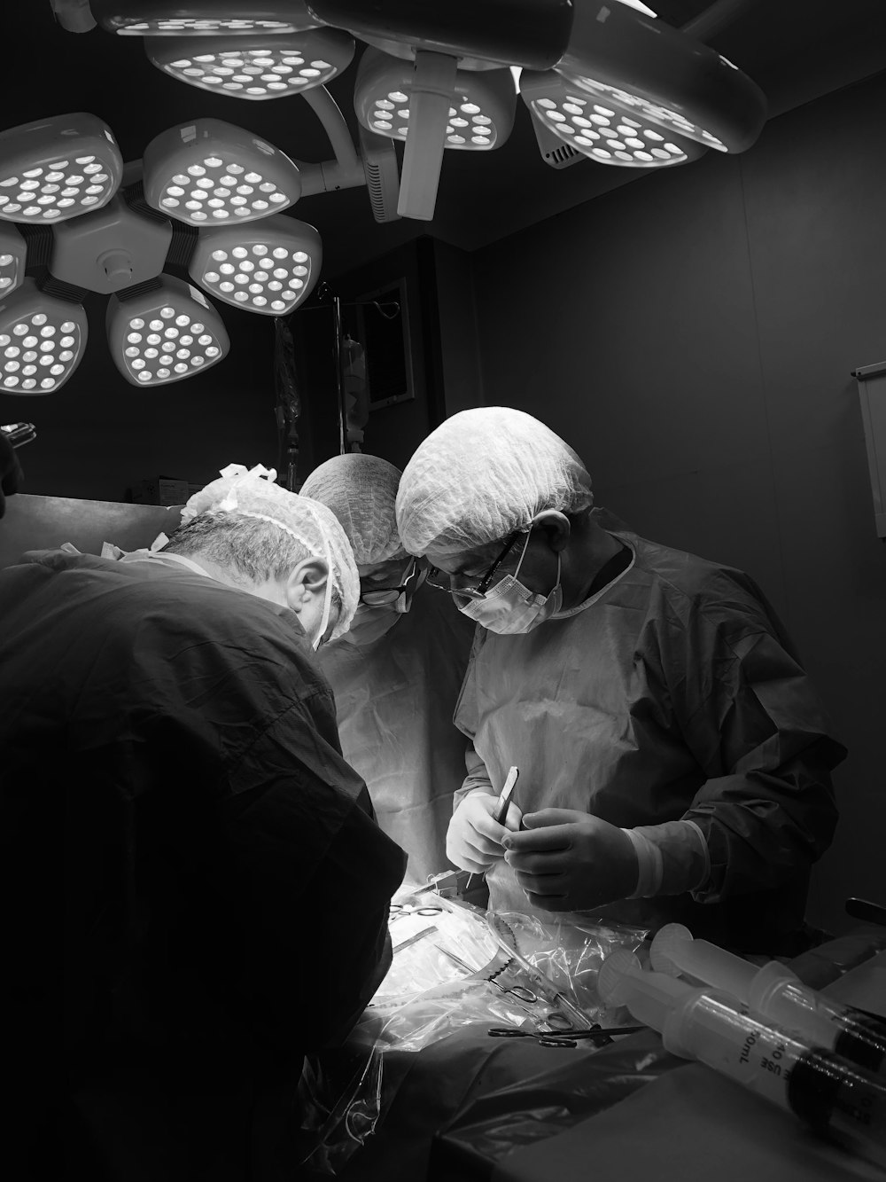 手術室にいる2人の外科医の白黒写真