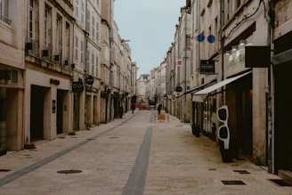 Impact de la fermeture des commerces de proximité sur l'immobilier à Nîmes