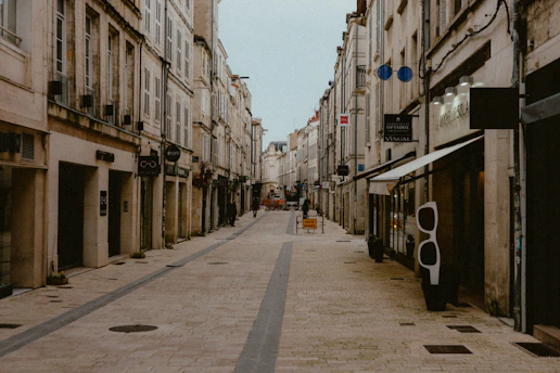 Impact de la fermeture des commerces de proximité sur l'immobilier à Nîmes