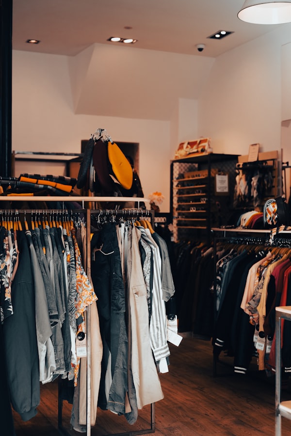 Portant de vêtements dans une boutique