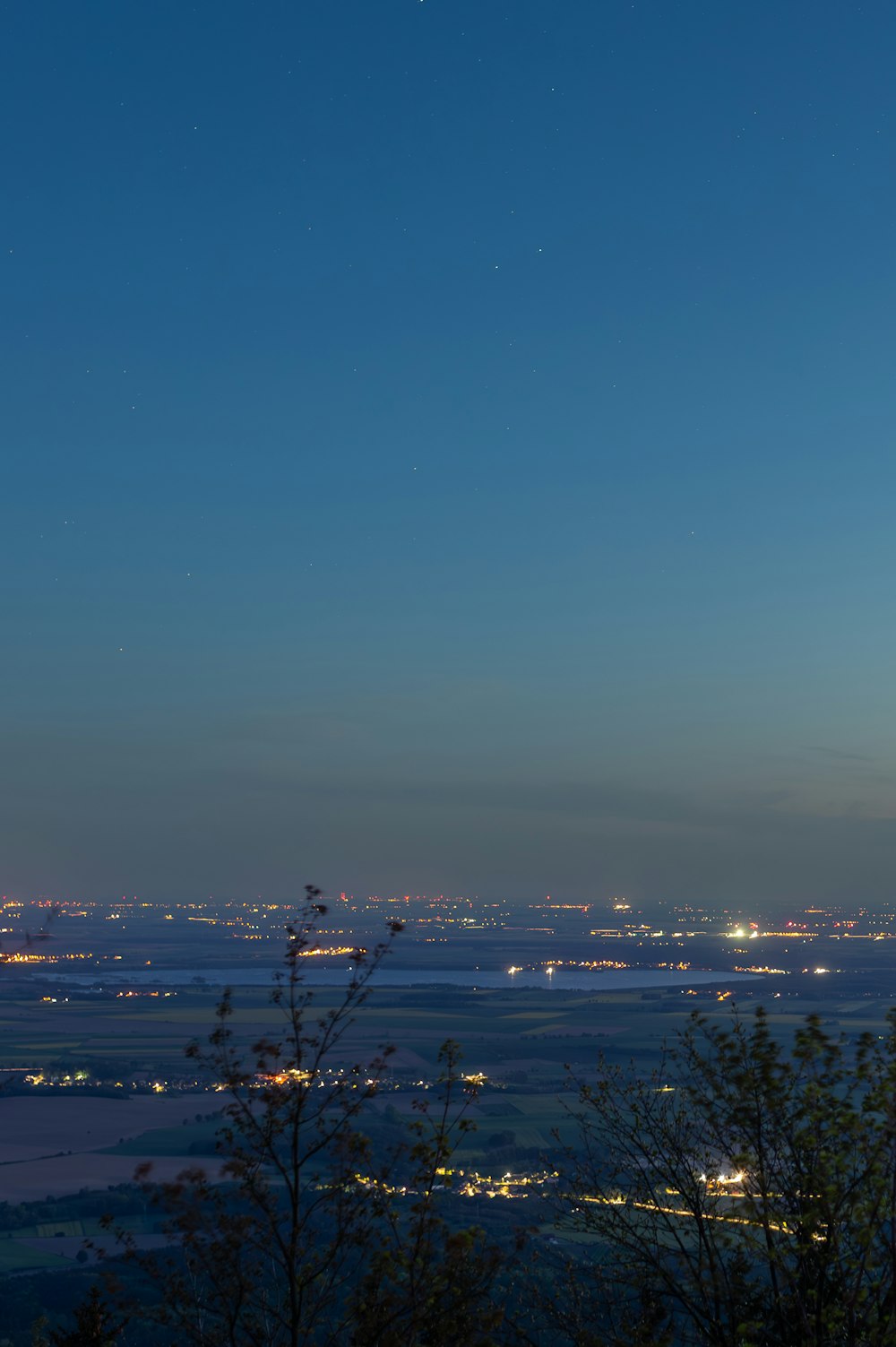 Una veduta di una città di notte da una collina